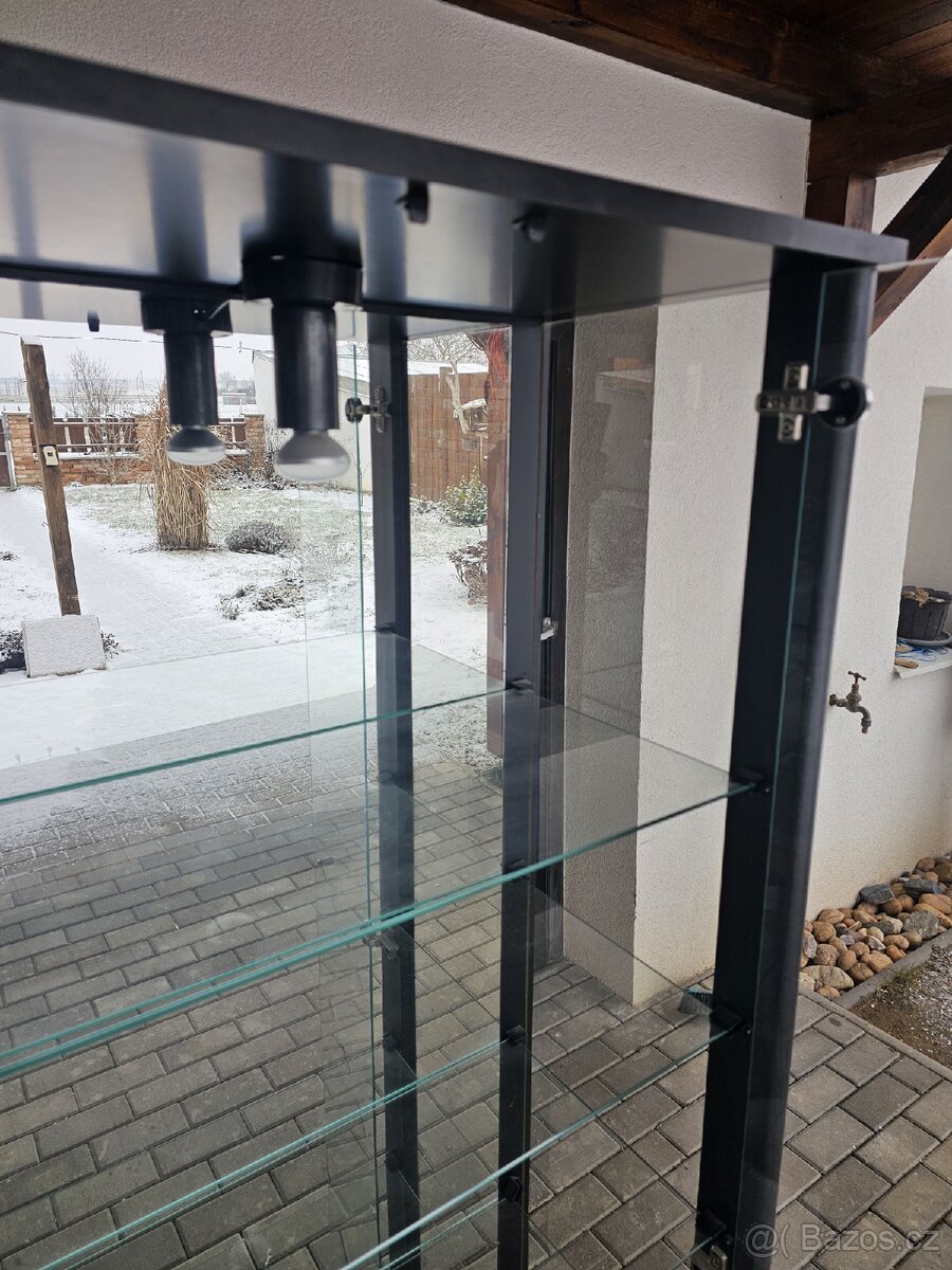 Vitrína, prosklená se zrcadlem. - 4