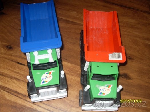 hračky:bubínek,autička ,maly dokturek a dřevěni puzzle - 4