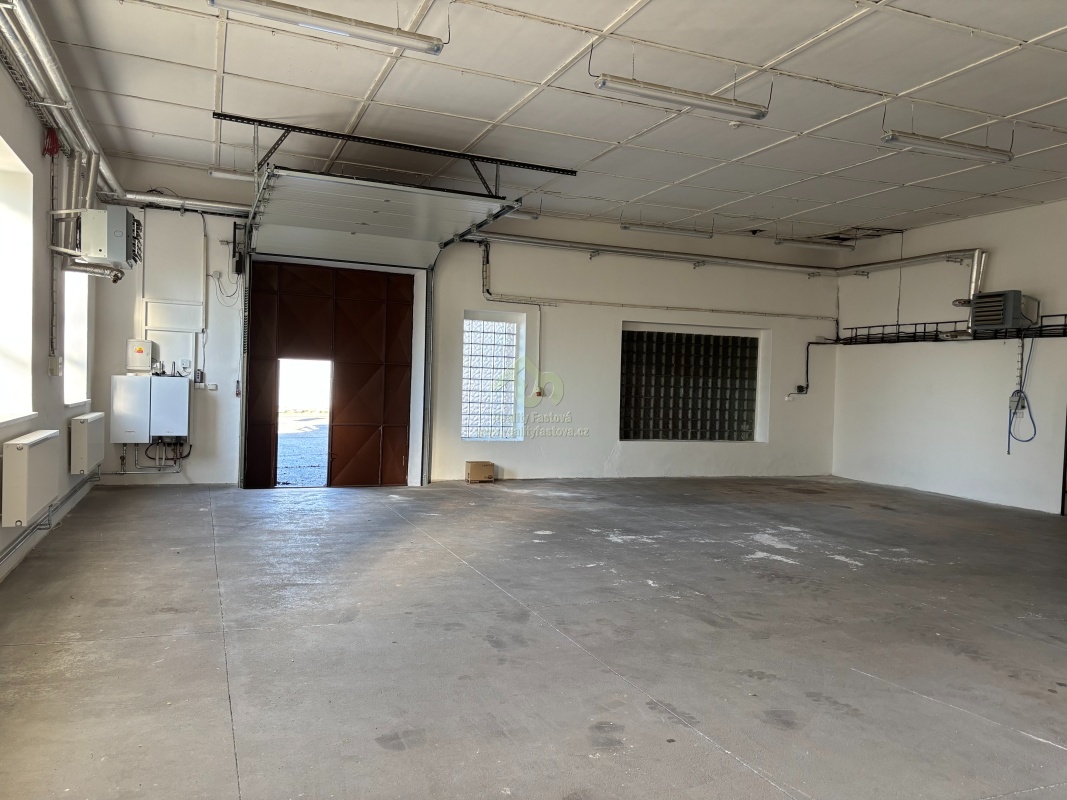 Pronájem skladovací haly u Rokycan s nájezdem na dálnici - 4