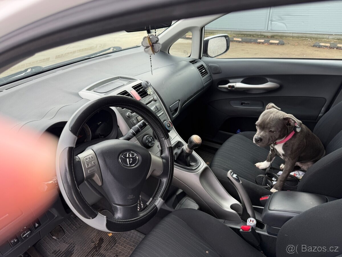 toyota auris 1,4d - 4