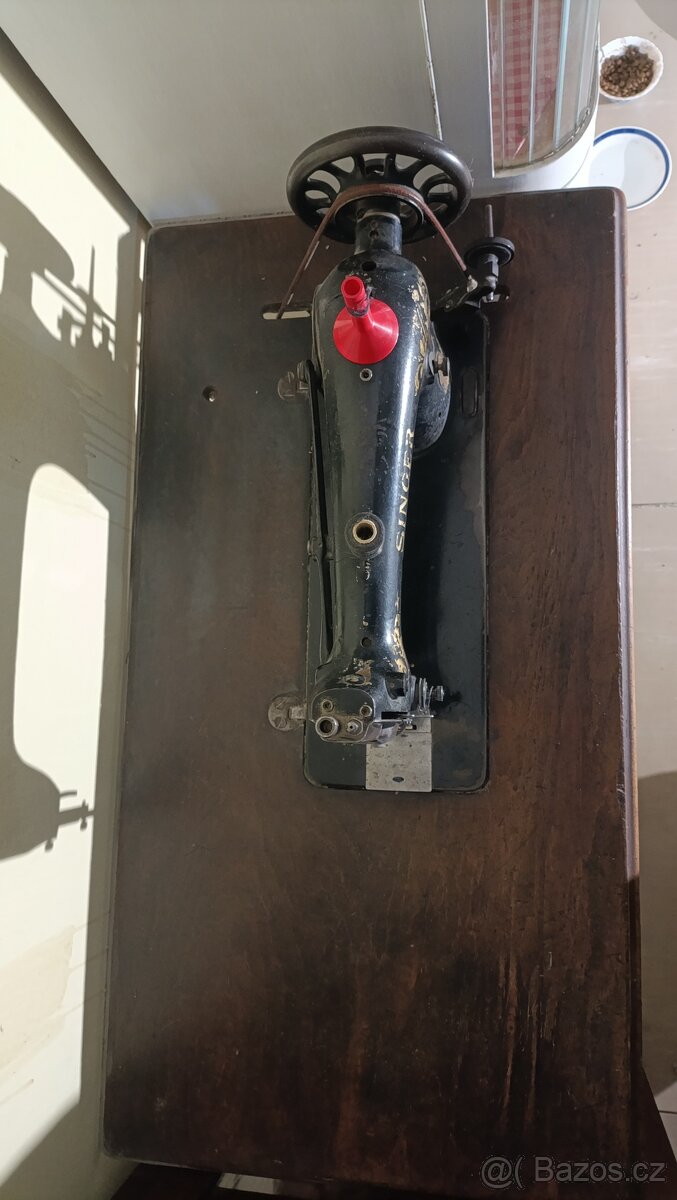 krásný retro šicící stroj - 4