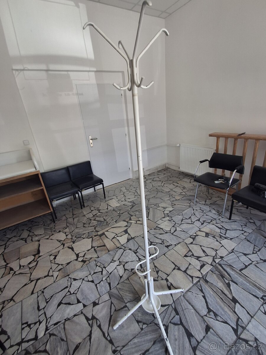 Daruji židle, věšák, přebalovací pult - 4