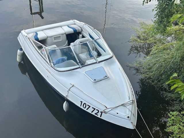 Motorový člun Regal - 4