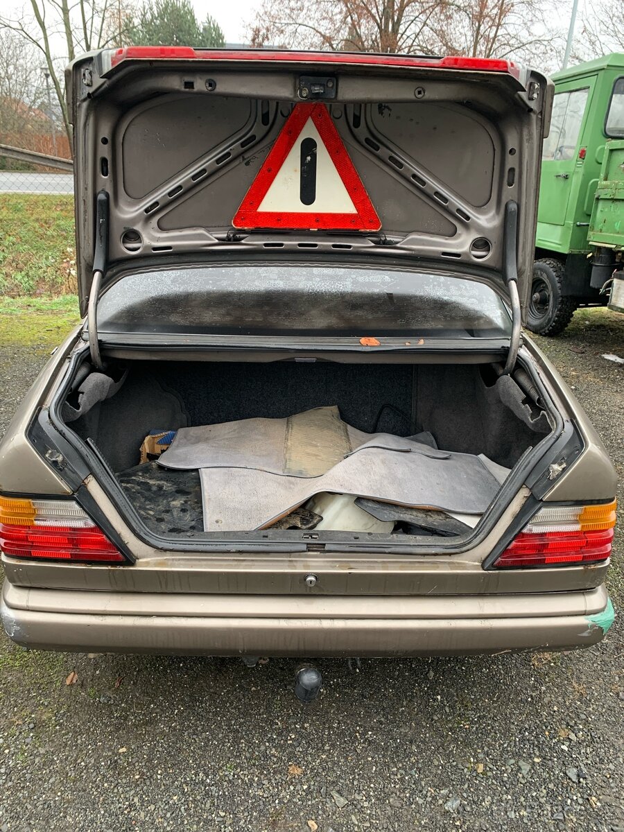 Prodám Mercedes Benz 200D - 4
