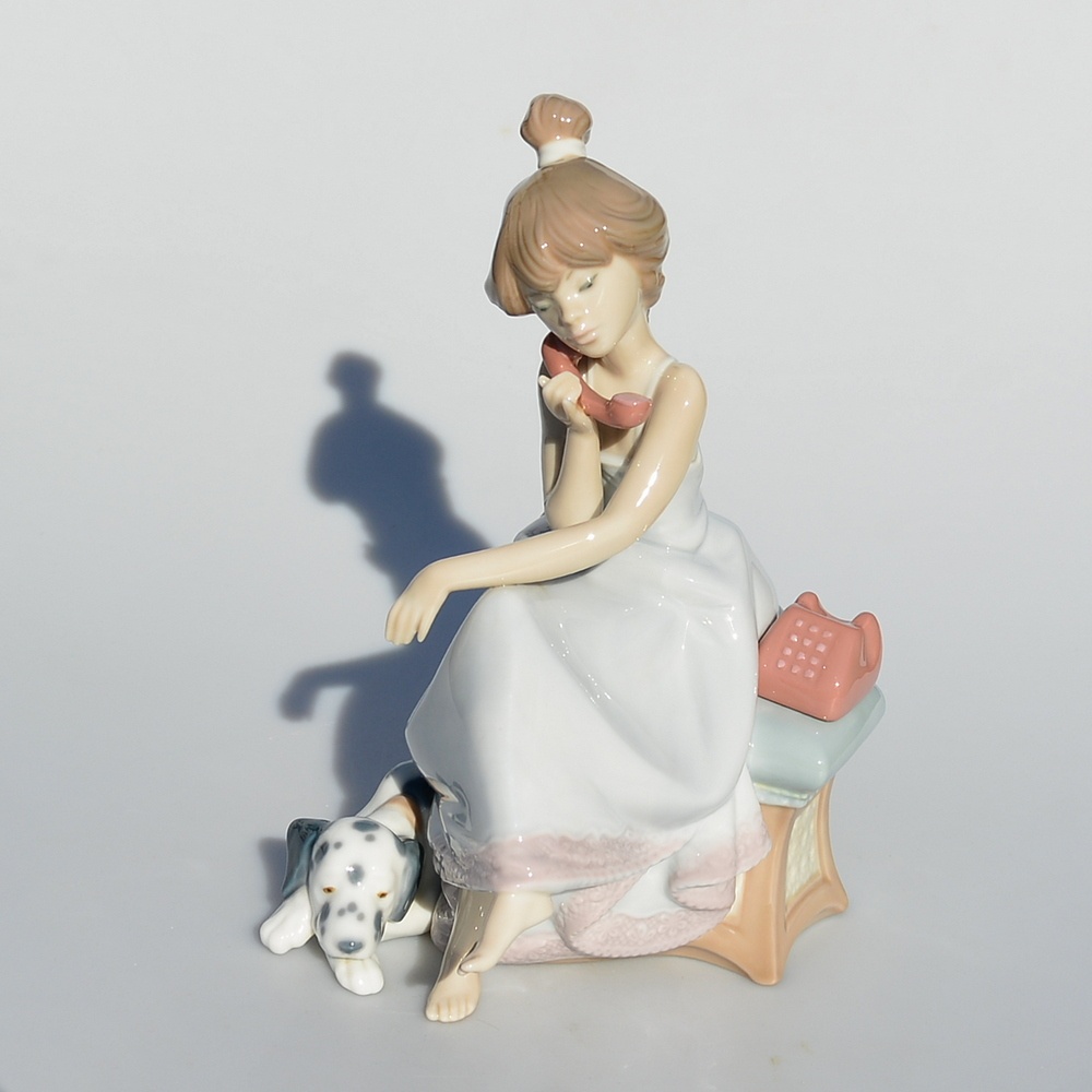 LLadró porcelánová soška - Dívka s telefonem a psem - 4