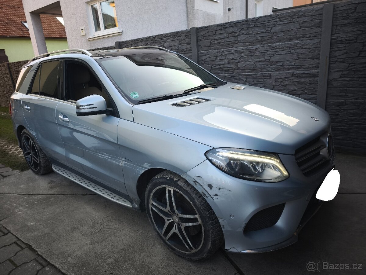 havarovaný Mercedes Benz GLE 500 e - 4