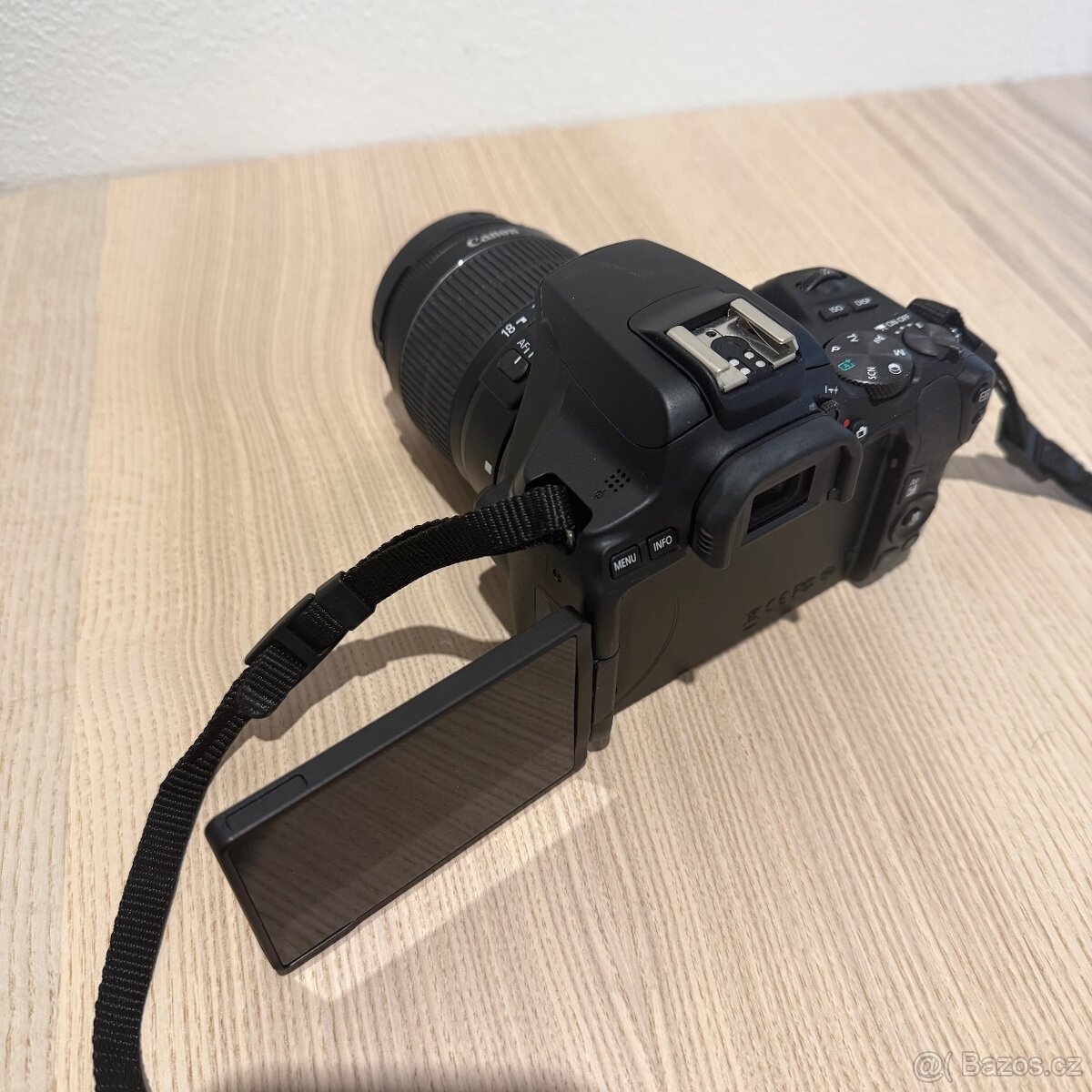 Canon EOS 250D + EF-S 18-55 III kit + brašna Vanguard - 4