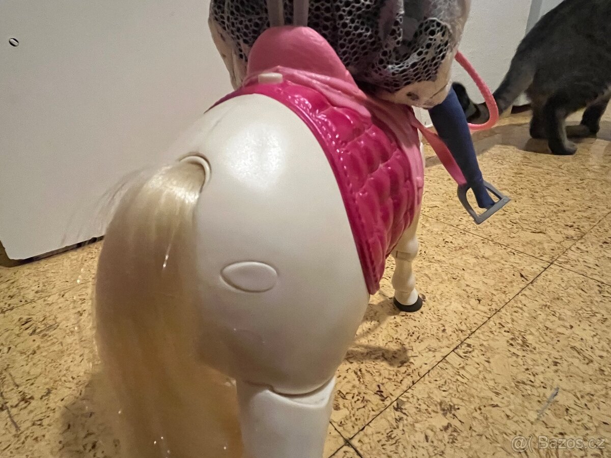 Interaktivní kůň Barbie od Mattela - 4