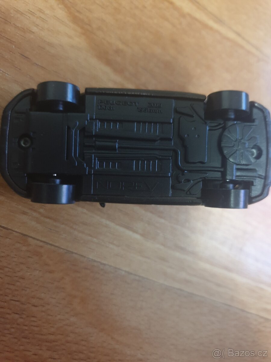 Model vozu Peugeot 2008 v měřítku 1:64 - 4