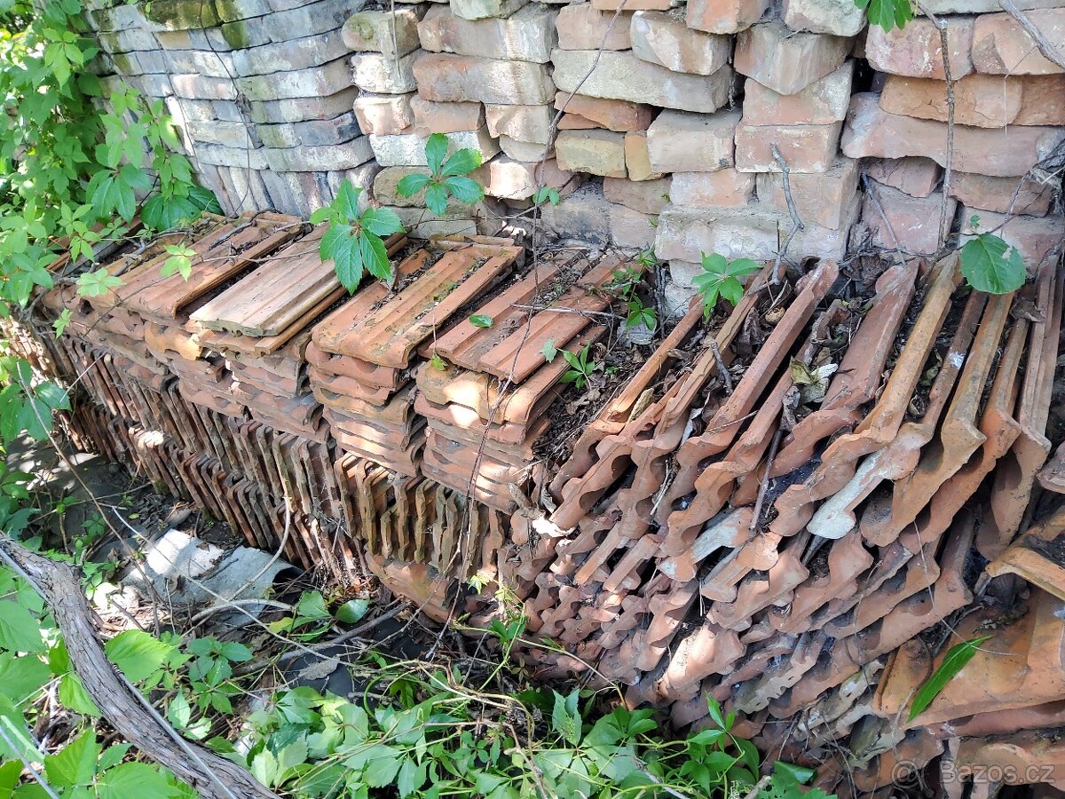 Cihly různých druhů a střešní tašky - 4