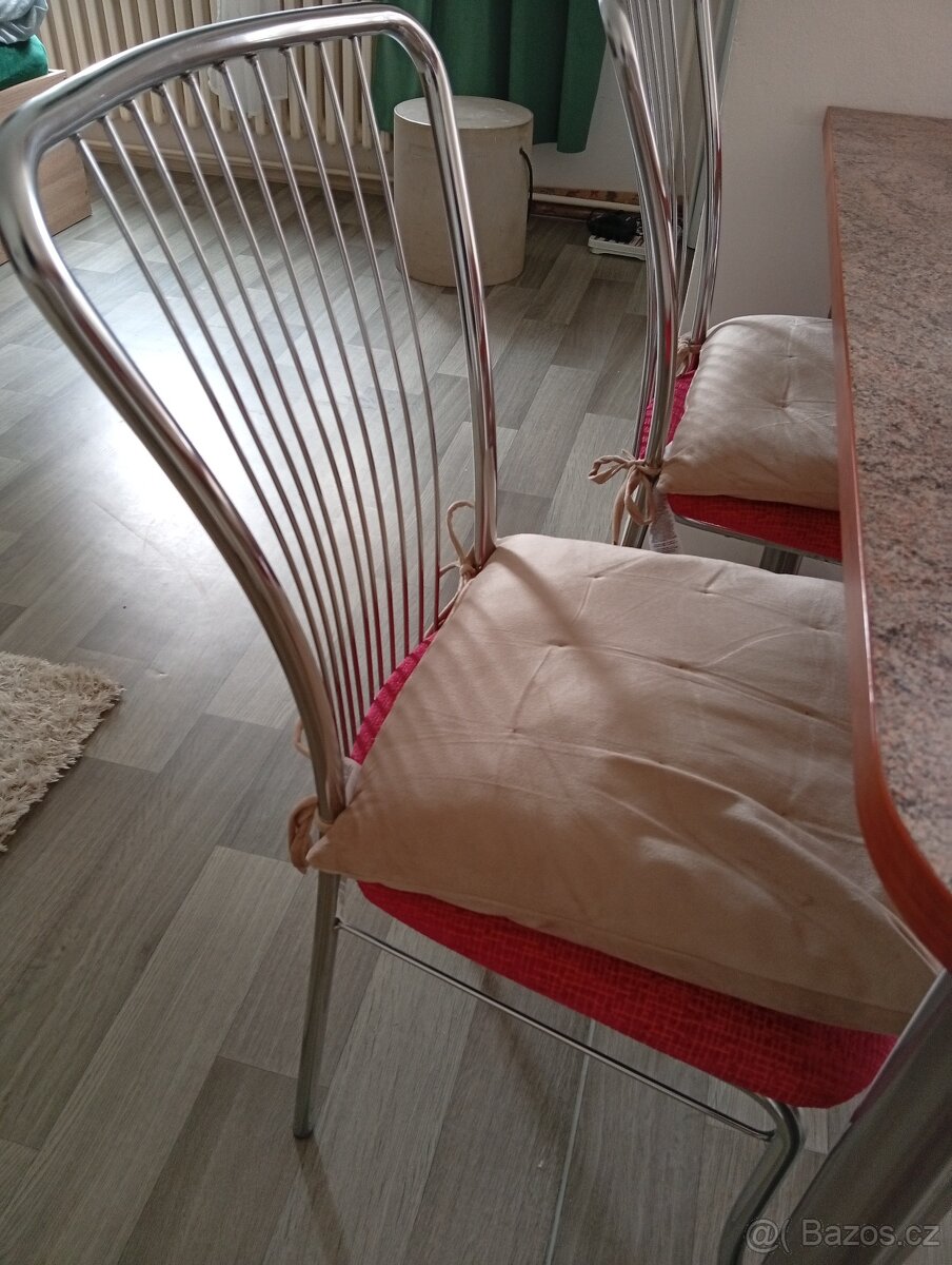 Kvalitní linka se stolem a židlemi - 4