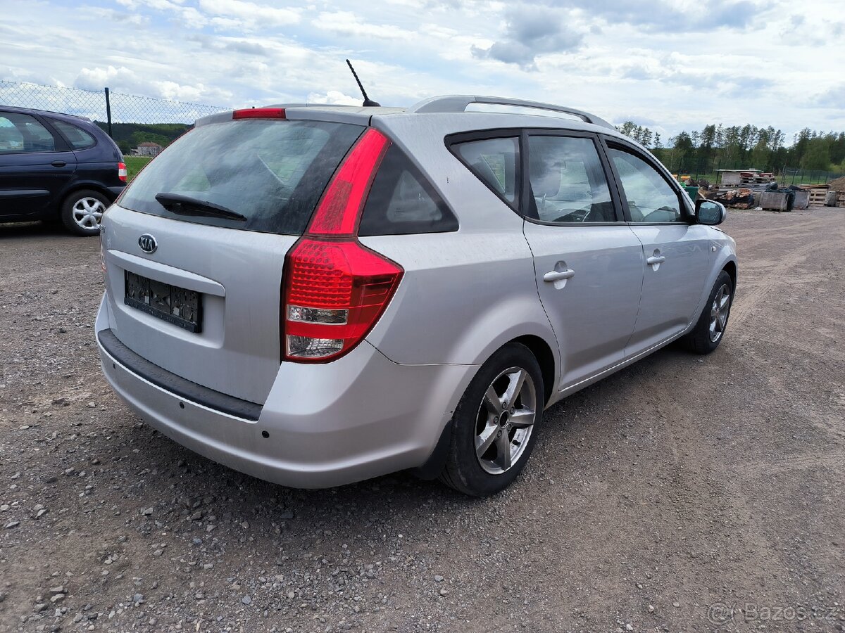 Kia Ceed Combi 1,6i benzín, klimatizace - 4