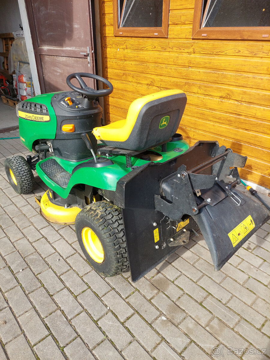 Sekací traktor John Deere - X115R - 4
