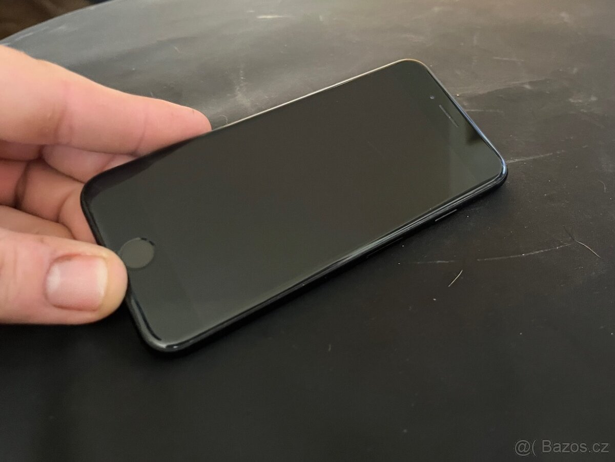 iPhone 7 128 GB černý - 4