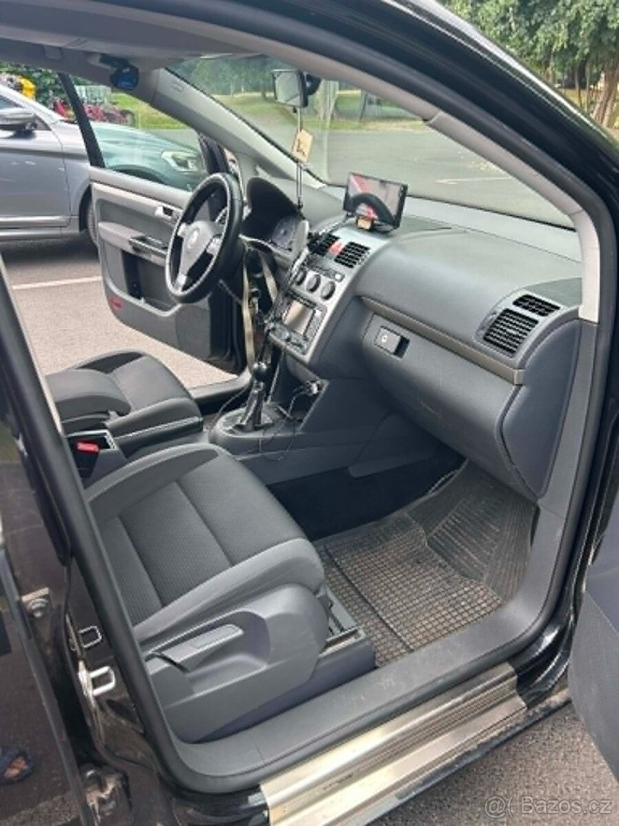 Volkswagen Touran - 4