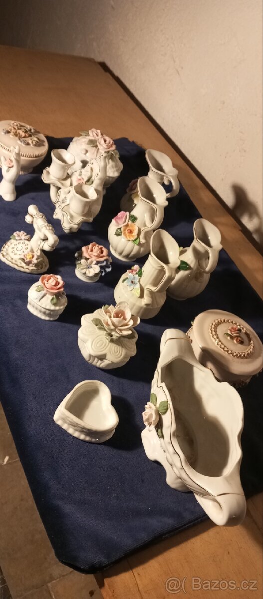 Spousta porcelánových miniatur - 4