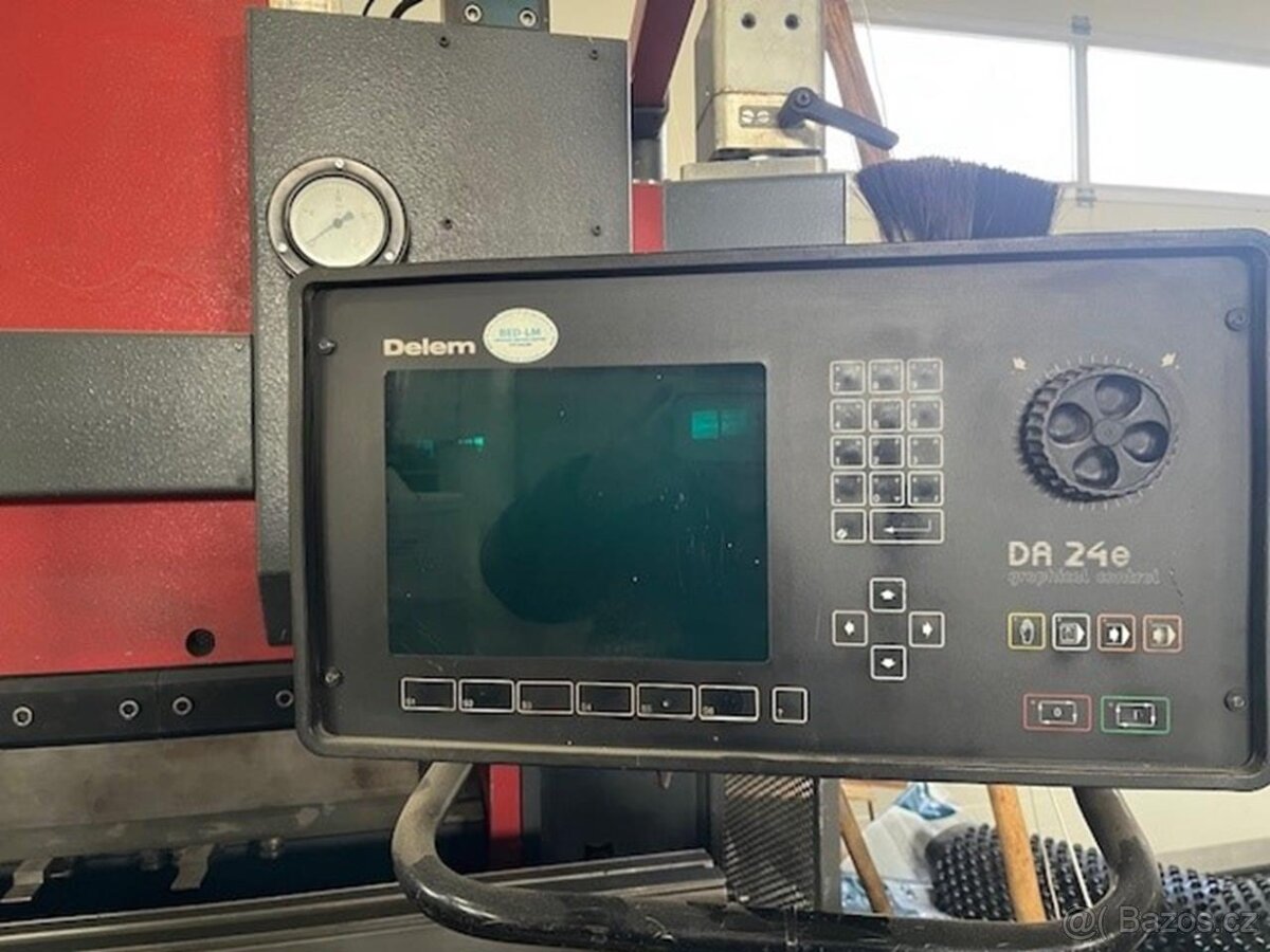 Ohraňovací lis Liptovské Strojárne HOL 80/25 - 4