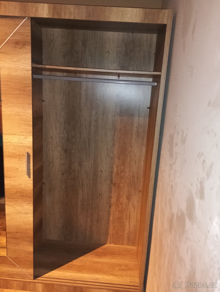 Šatní skříň se zrcadlem - 4