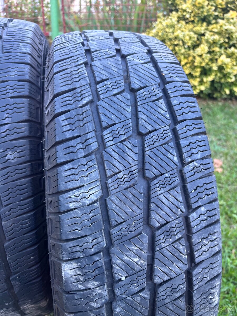 215/70/15C - 4