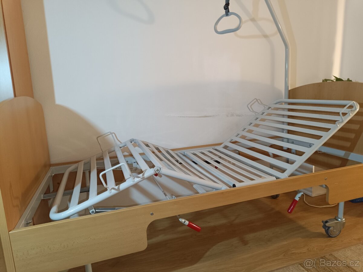 Ručně nastavitelná postel a výškově nastavitelný stolek - 4