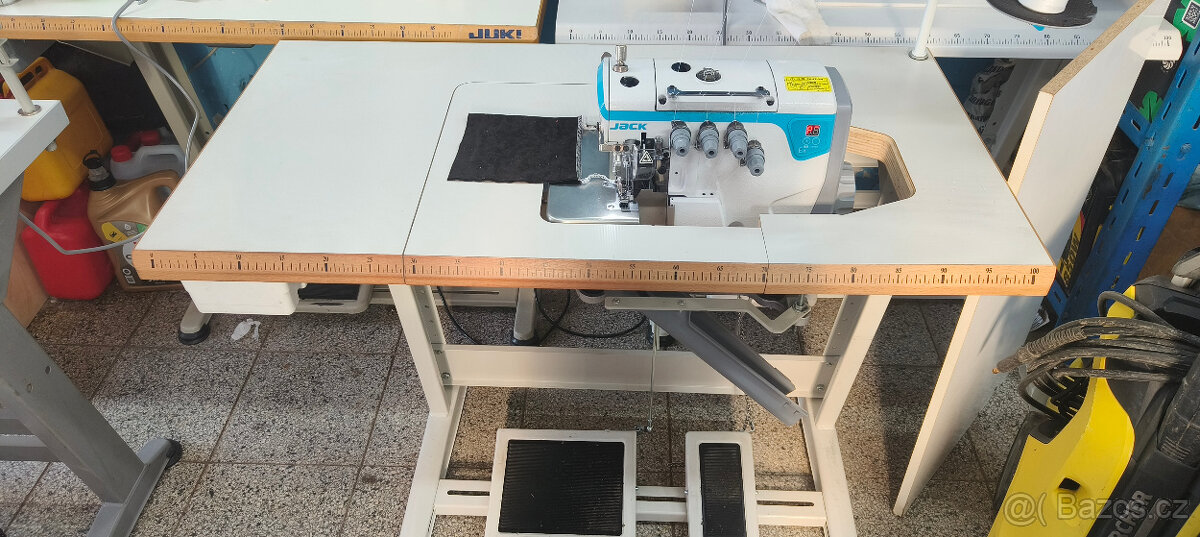 Průmyslový 4 nitný overlock Jack E4 - 4