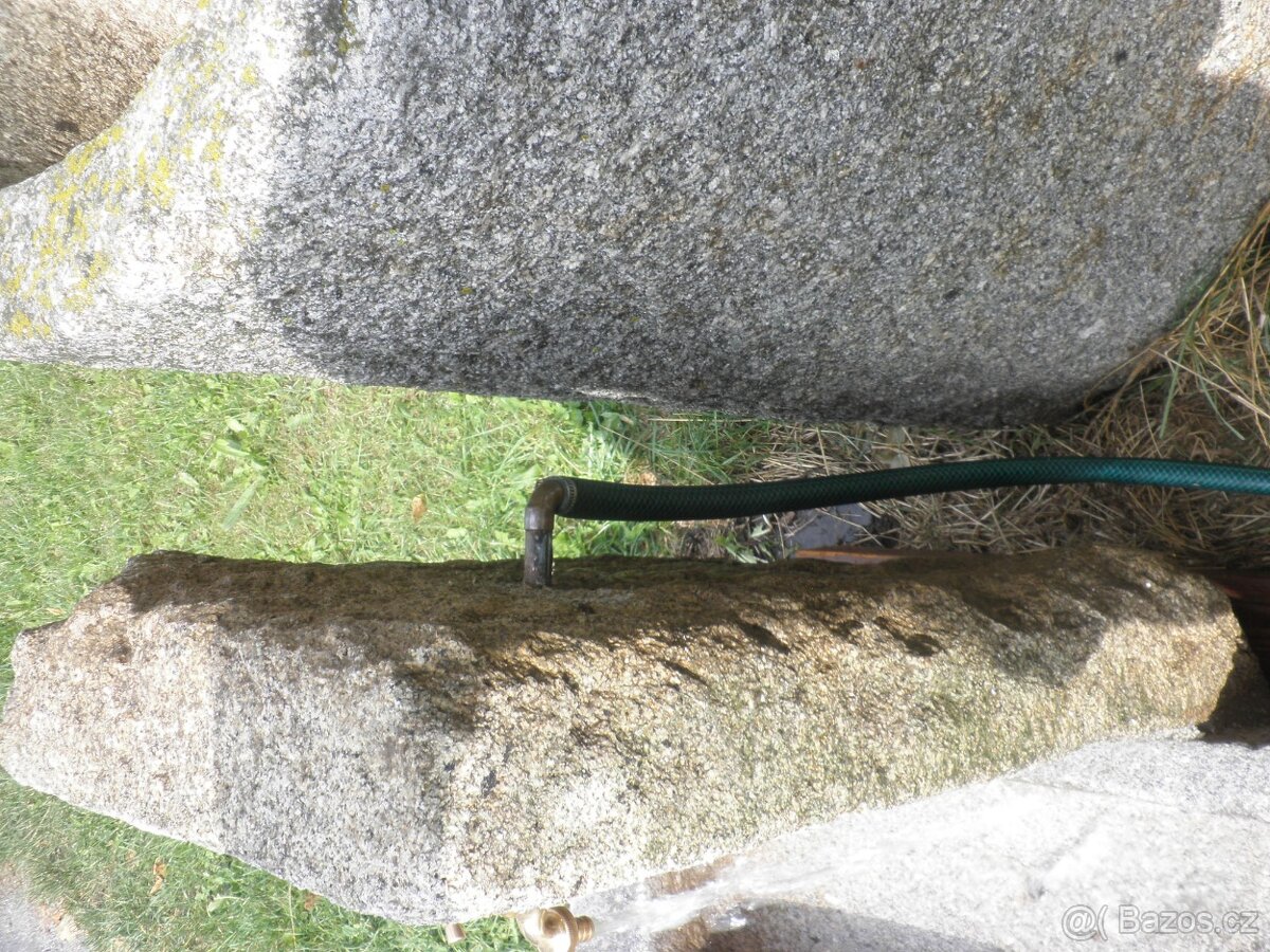 stará kamenná kašna s tekoucí vodou koryto kaménka - 4