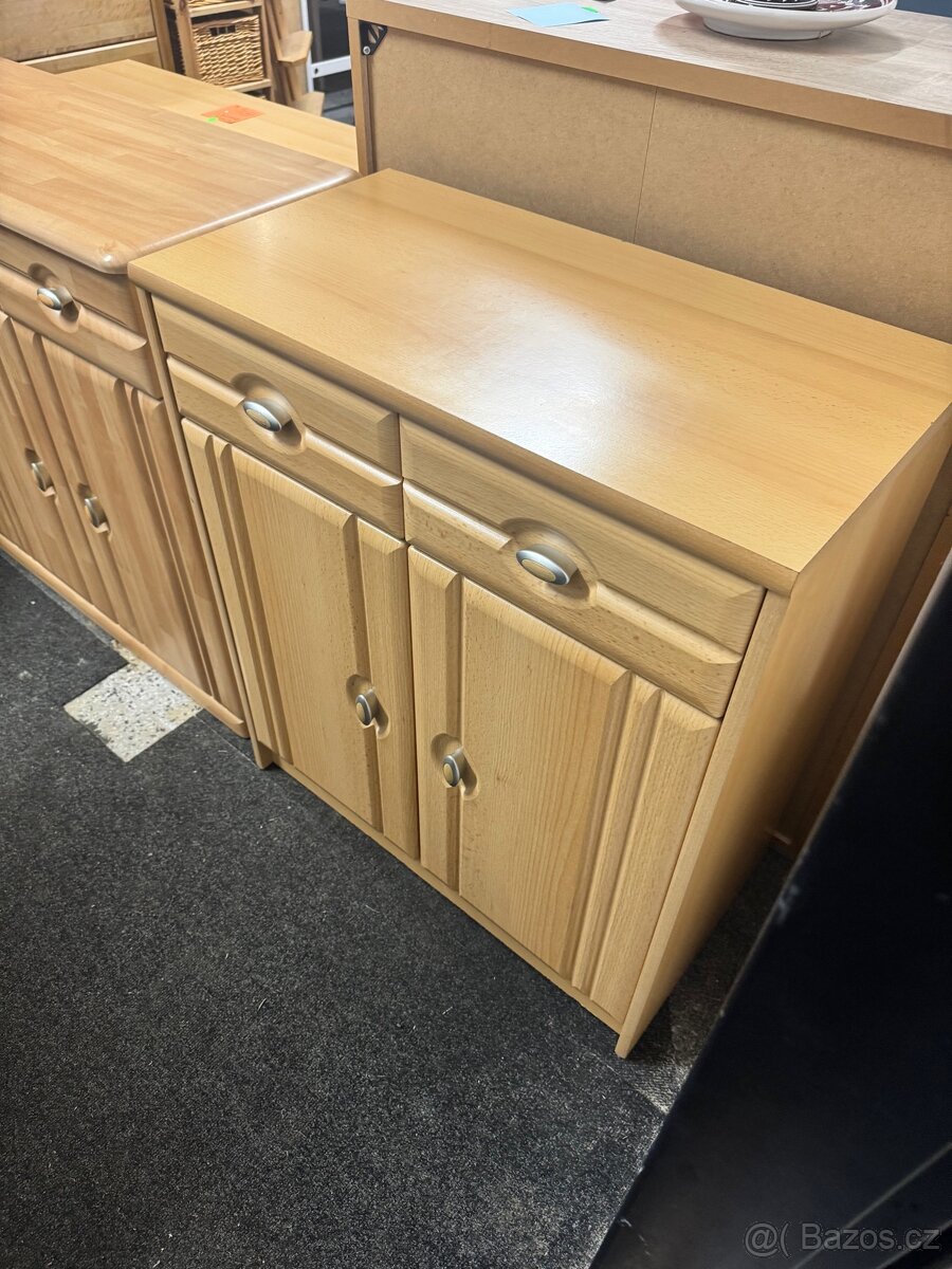 Hezká menší komoda s dveřmi a šuplíky buk - 4