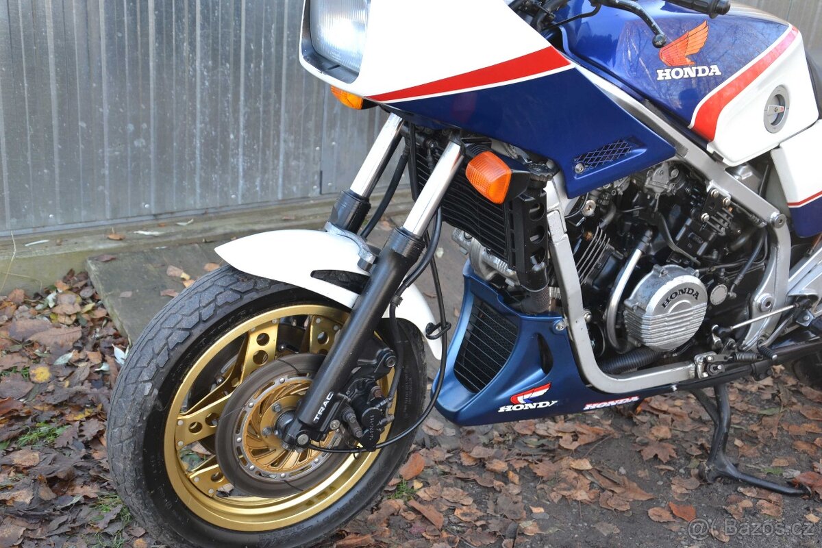 Honda VF 750F – RC15 - 4