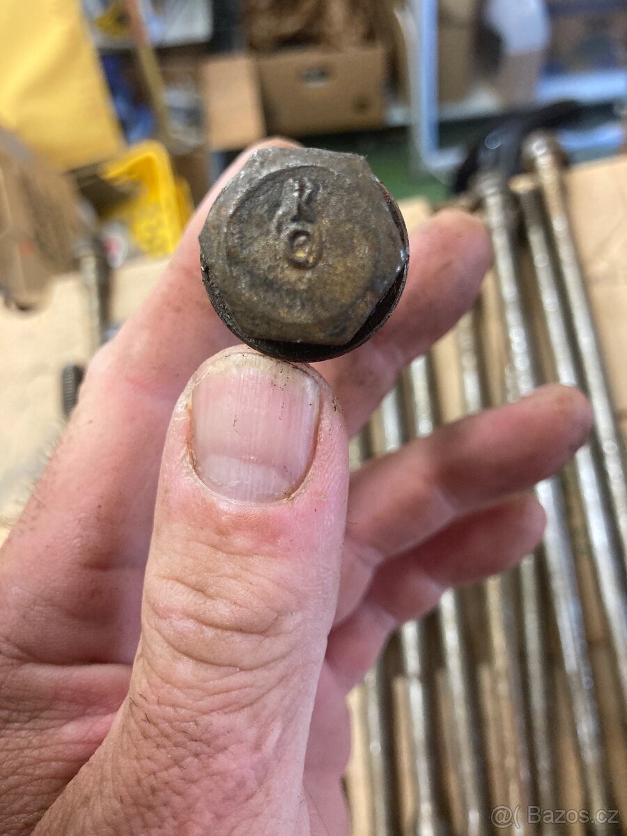 Praga V3S šrouby hlavy - 4