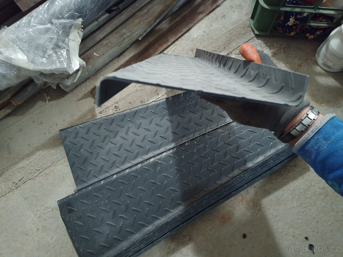 Prodám nové točité schodiště 140 cm - 4