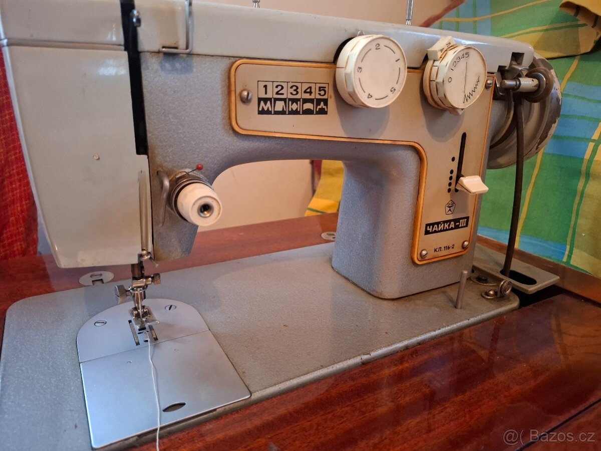 Starý skříňový šicí stroj - 4