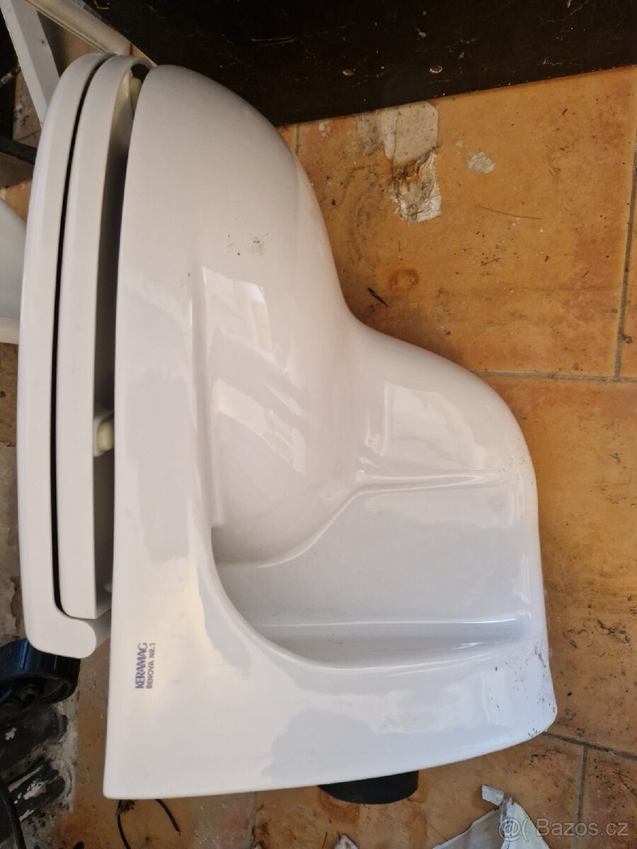 Závěsná WC mísa - 4