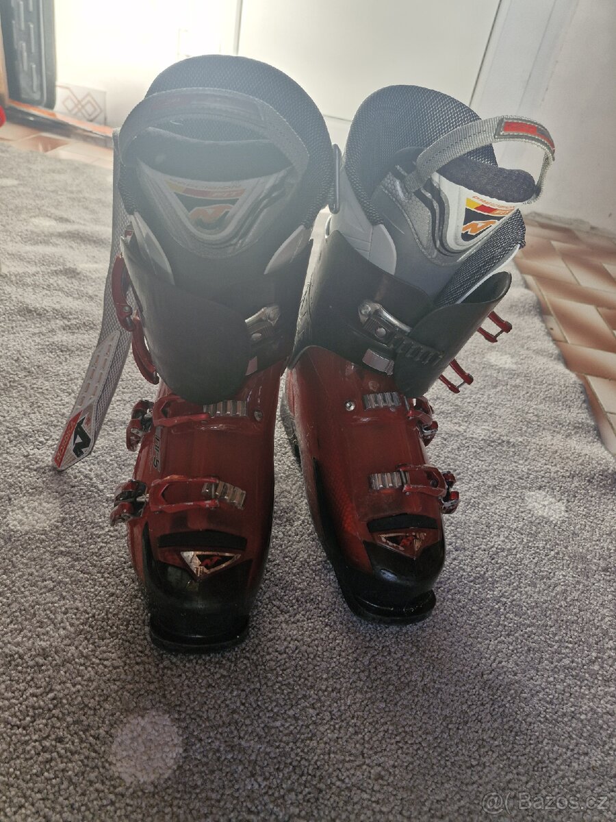 lyže a lyžařské boty - 4