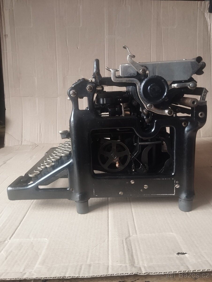 Starožitný psací stroj Underwood - 4