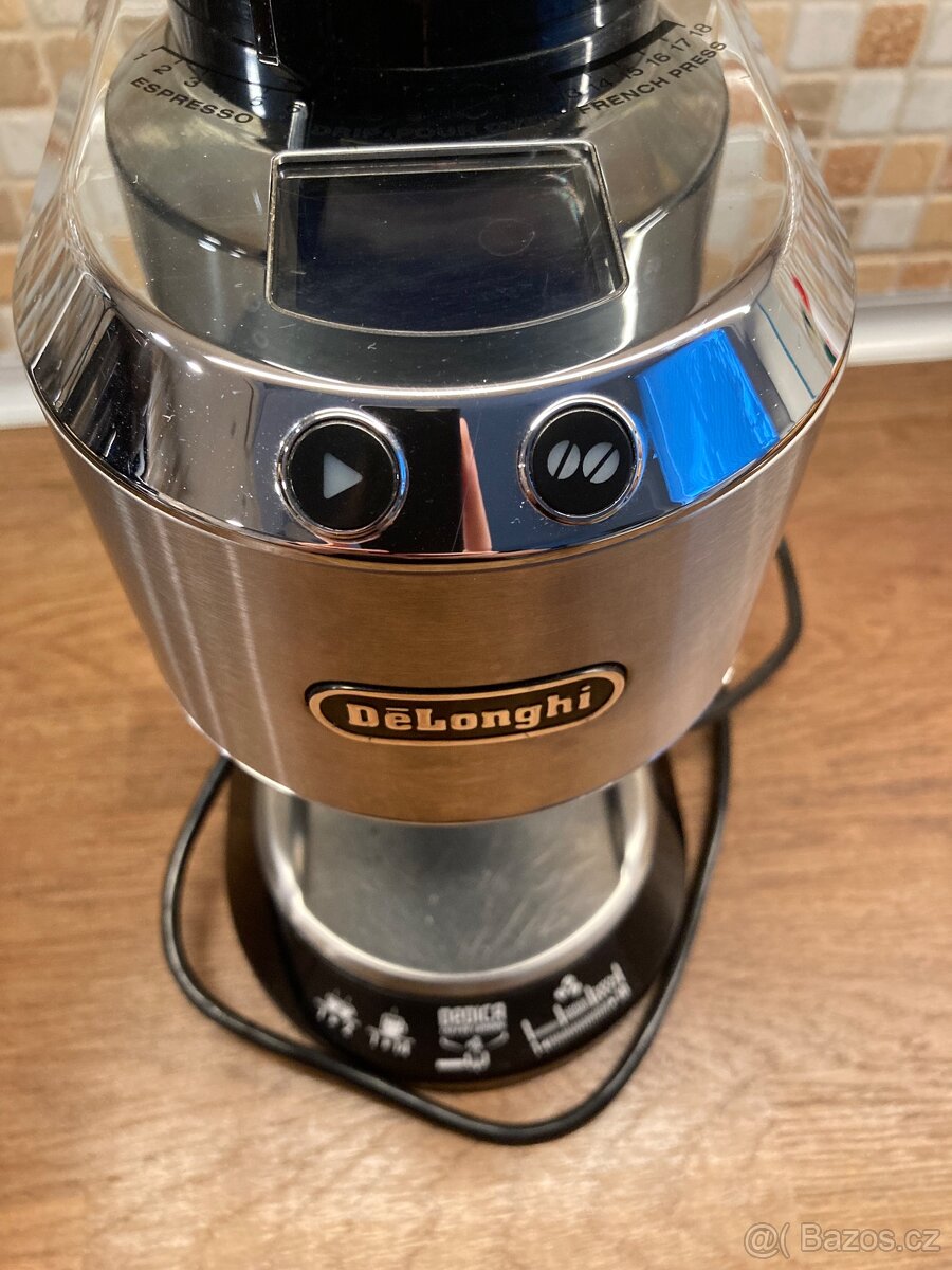 Mlýnek na kávu De'Longhi KG521M - 4