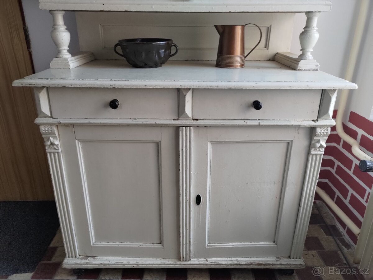 Starožitná kredenc - 4