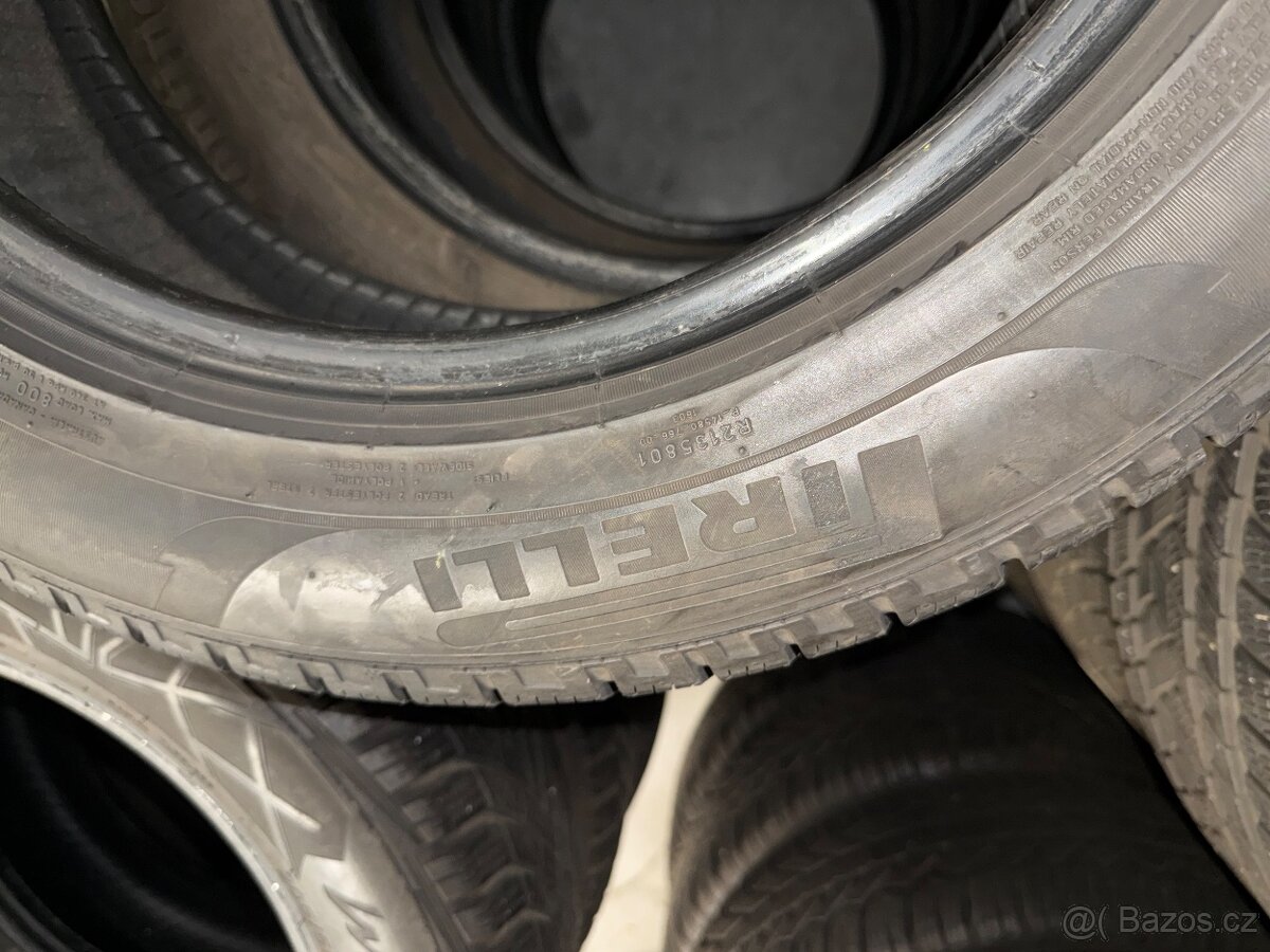 prodám zimní 215/60/17 Pirelli - 4