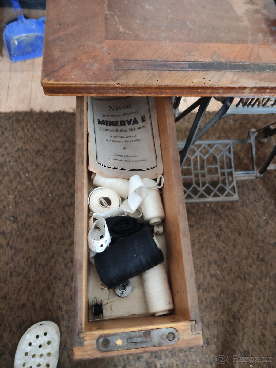 Prodám starý šicí stroj Minerva, funkční - 4