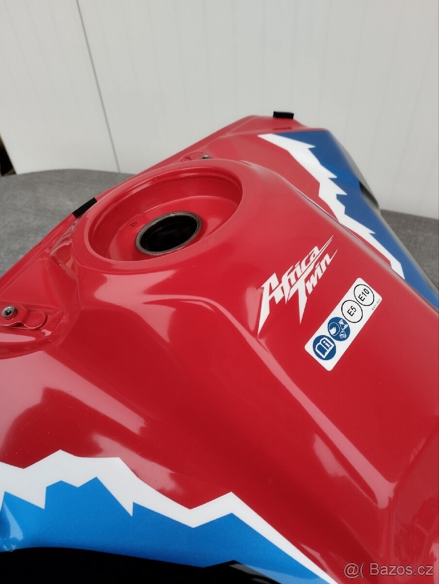 Nádrž Honda Africa Twin 1100 + poškoz. díly - 4