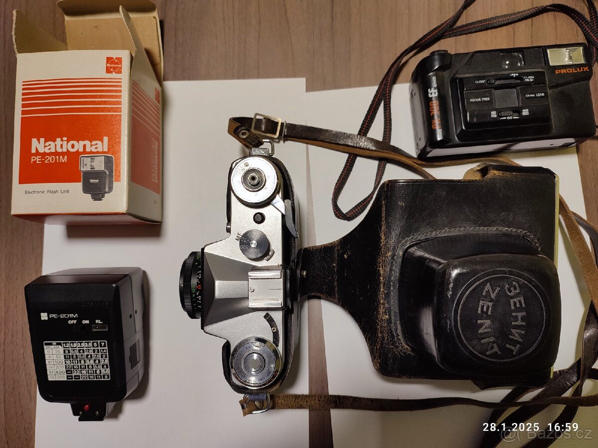 Prodám fotoaparát Zenit-E včetně obalu s přídavným bleskem - 4