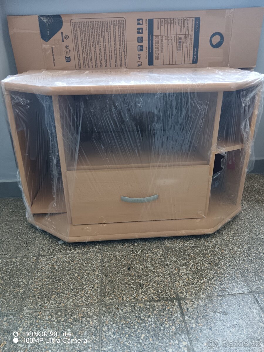 Šatní skříň a televizní stolek - 4