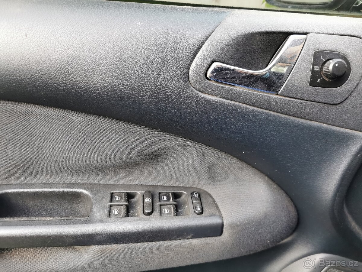 Škoda Octavia, 1,6, 75 kW, benzín. R. 2001 - 4