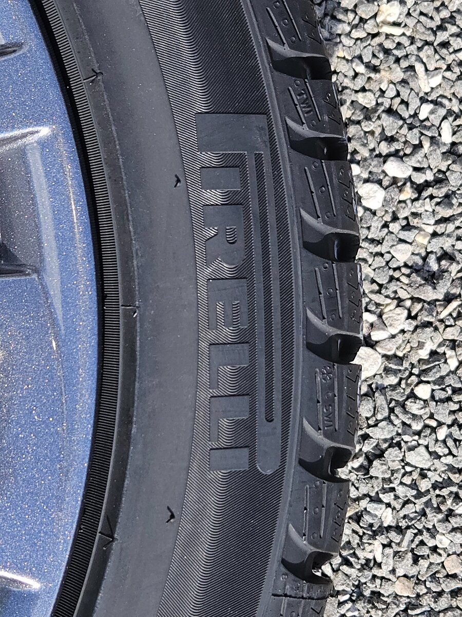 Pěkná nová zimní orig alu Škoda Superb 3, Pirelli 235/45/18 - 4