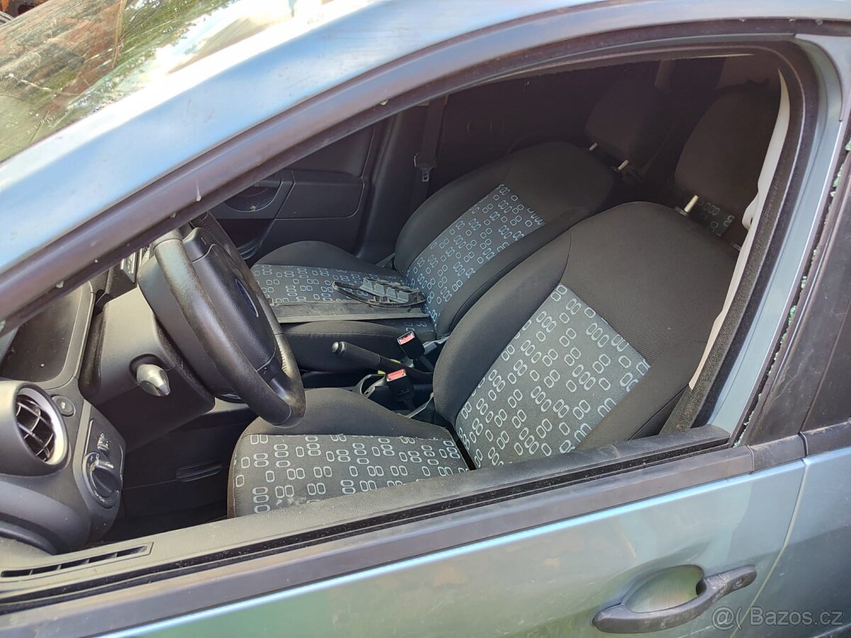 Prodám bouraný Ford fiesta 2004 mk V generace 5 1.3 na ND - 4