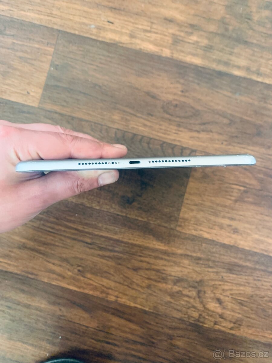 iPad 6. generace (Cellular) - 4