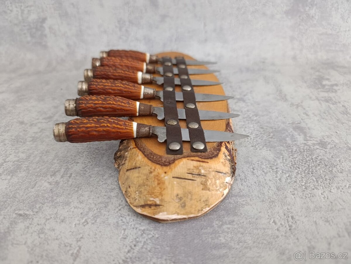 6ks malých nožíku na dřevěné podložce na zavěšení - 4