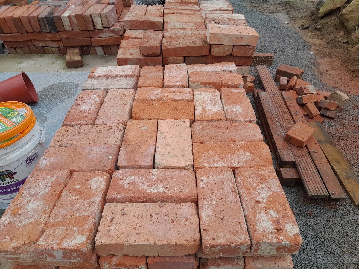 Staré kvalitní cihly z roku 1925. Plzeň město - 4