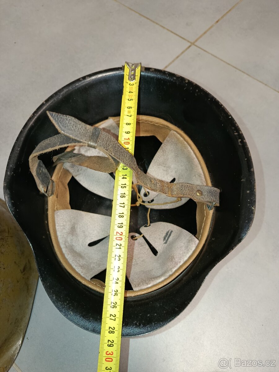 Dvě vojenské helmy a čepice SNB - 4