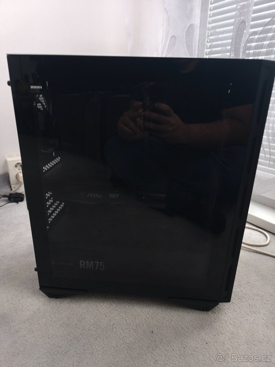 Herní počítač s klávesnicí, monitorem a reproduktory - 4