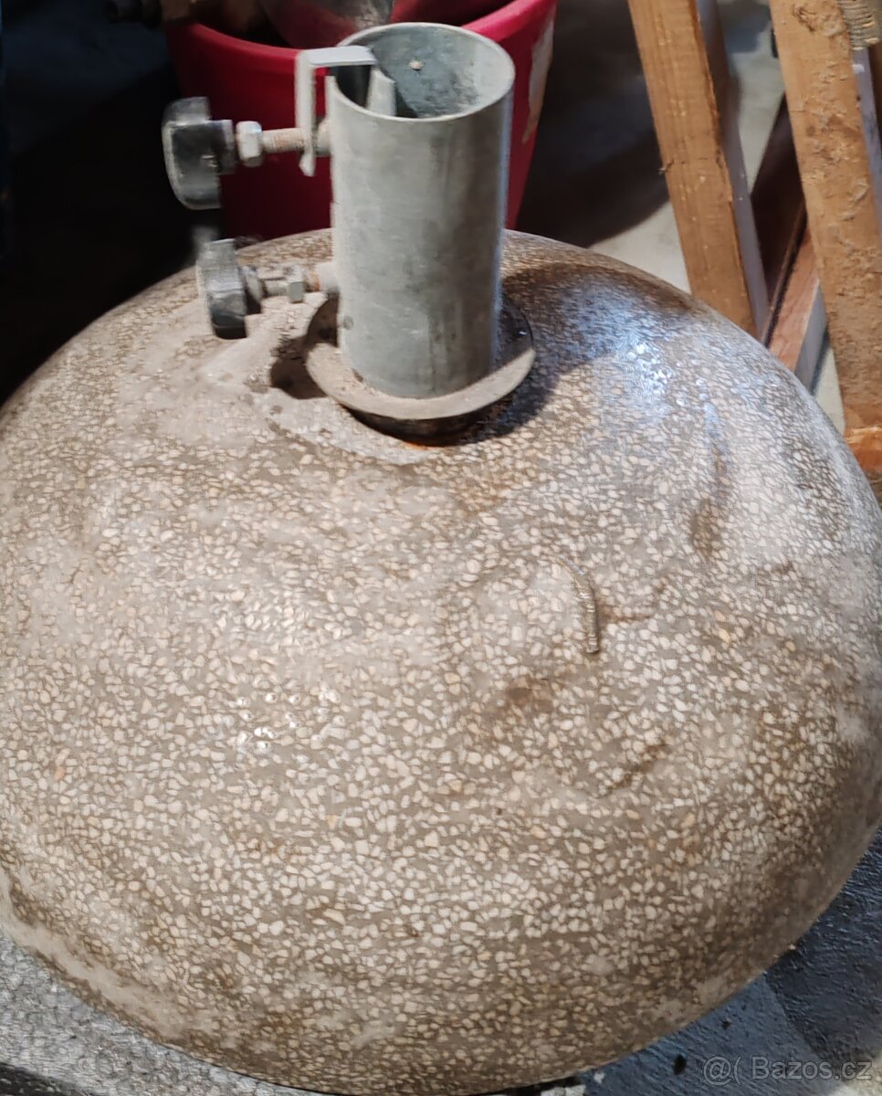 Slunečník včetně betonového podstavce - 4